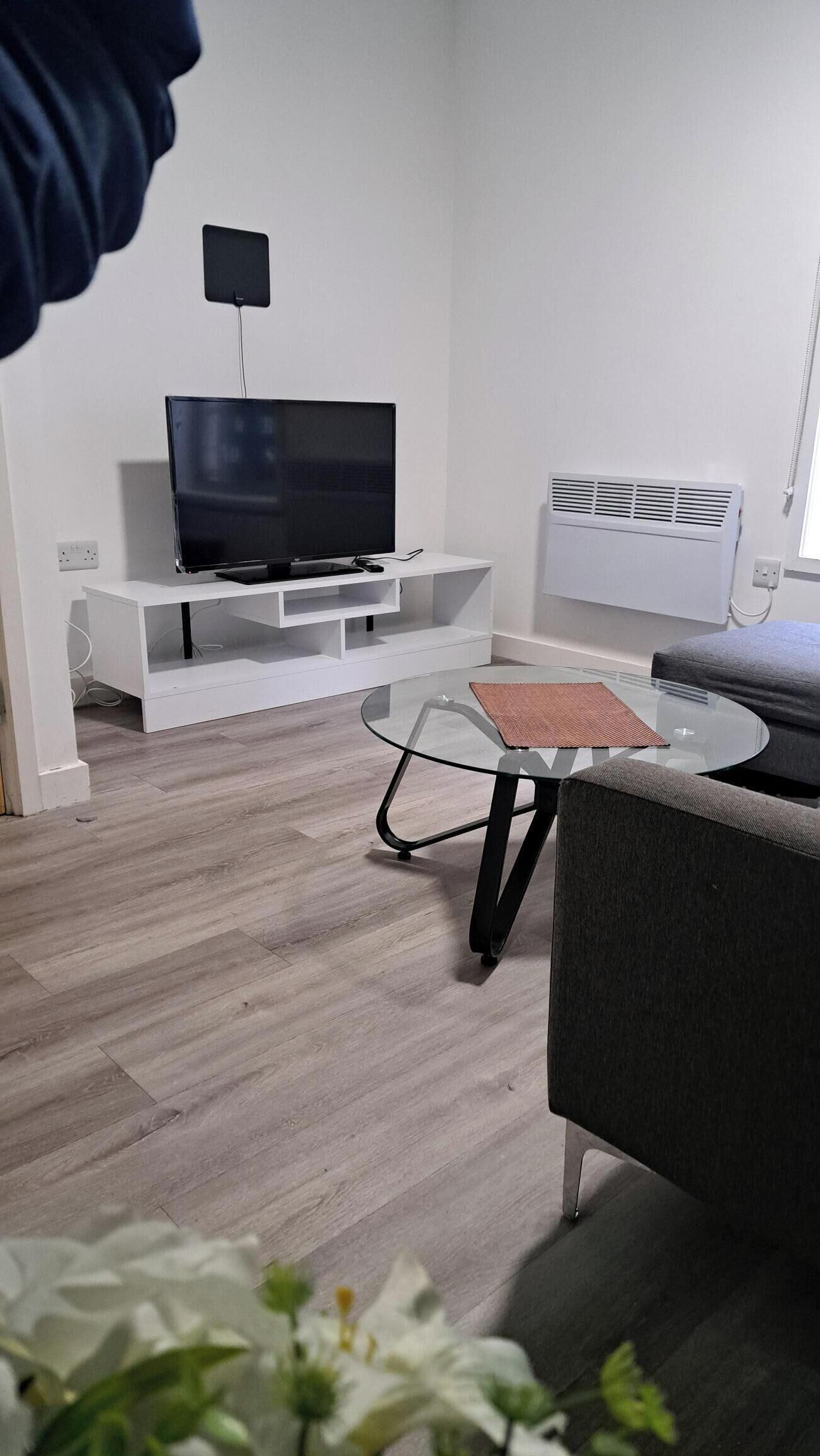 基础公寓 | 起居区 | 40-英寸液晶电视（配备卫星频道）