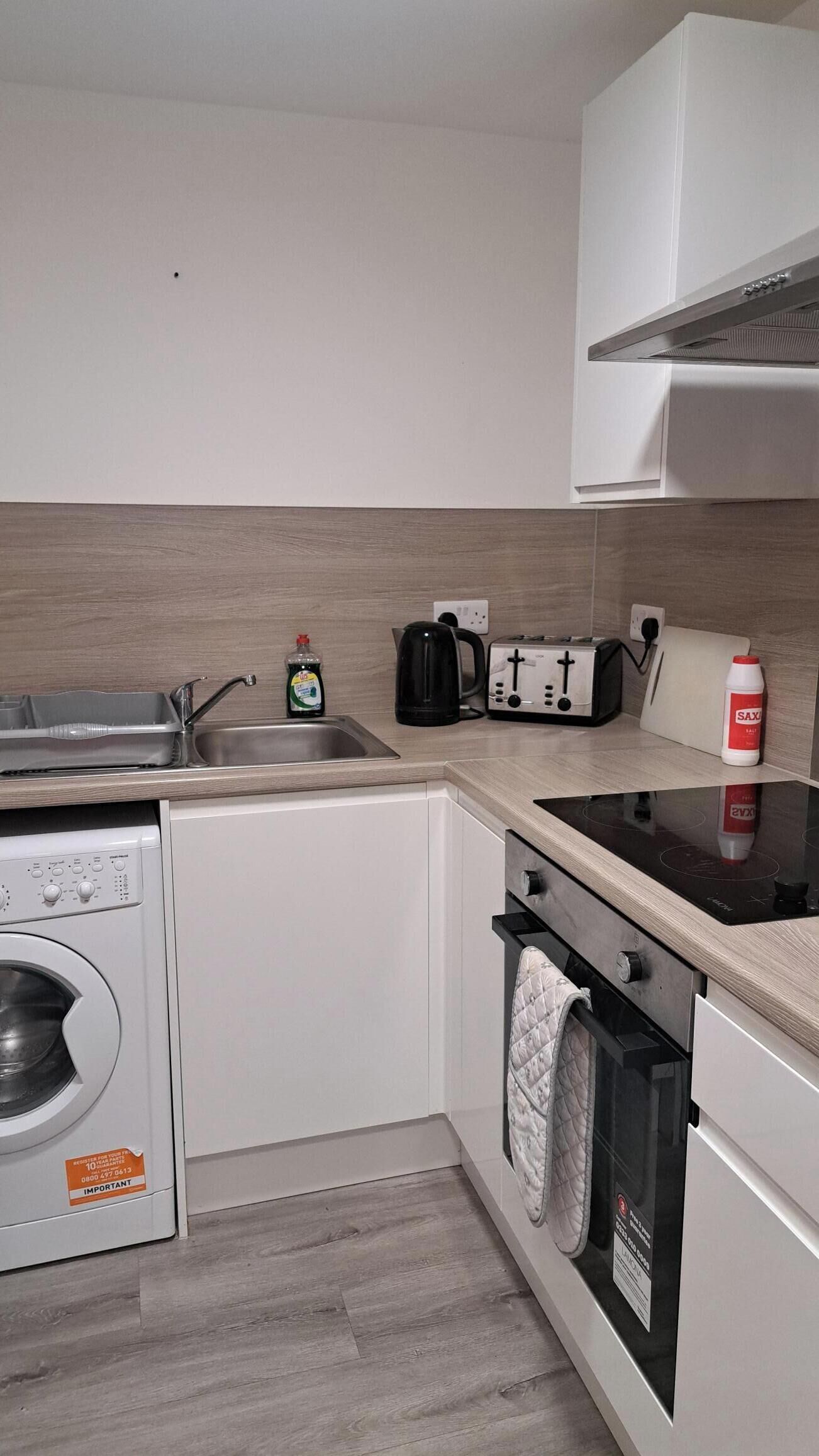 เบสิกอพาร์ทเมนท์ | ครัวส่วนตัว | ตู้เย็น, ไมโครเวฟ, เตาอบ, เตาประกอบอาหาร