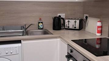 Basic Apartment | Private kitchen | Fridge, microwave, oven, stovetop