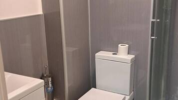 Lägenhet Basic | Badrum | Dusch, gratis toalettartiklar, hårtork och handdukar