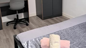 Basic Apartment | Desk, laptop workspace, iron/ironing board, free WiFi