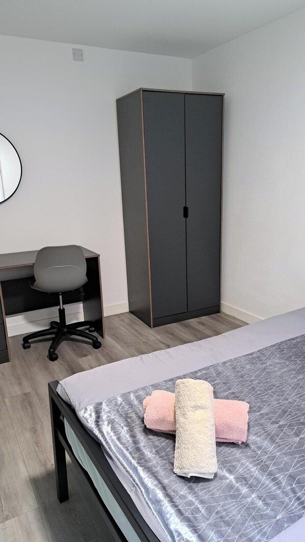 Lägenhet Basic | Skrivbord, arbetsyta för laptop, strykjärn/strykbräda och gratis wi-fi