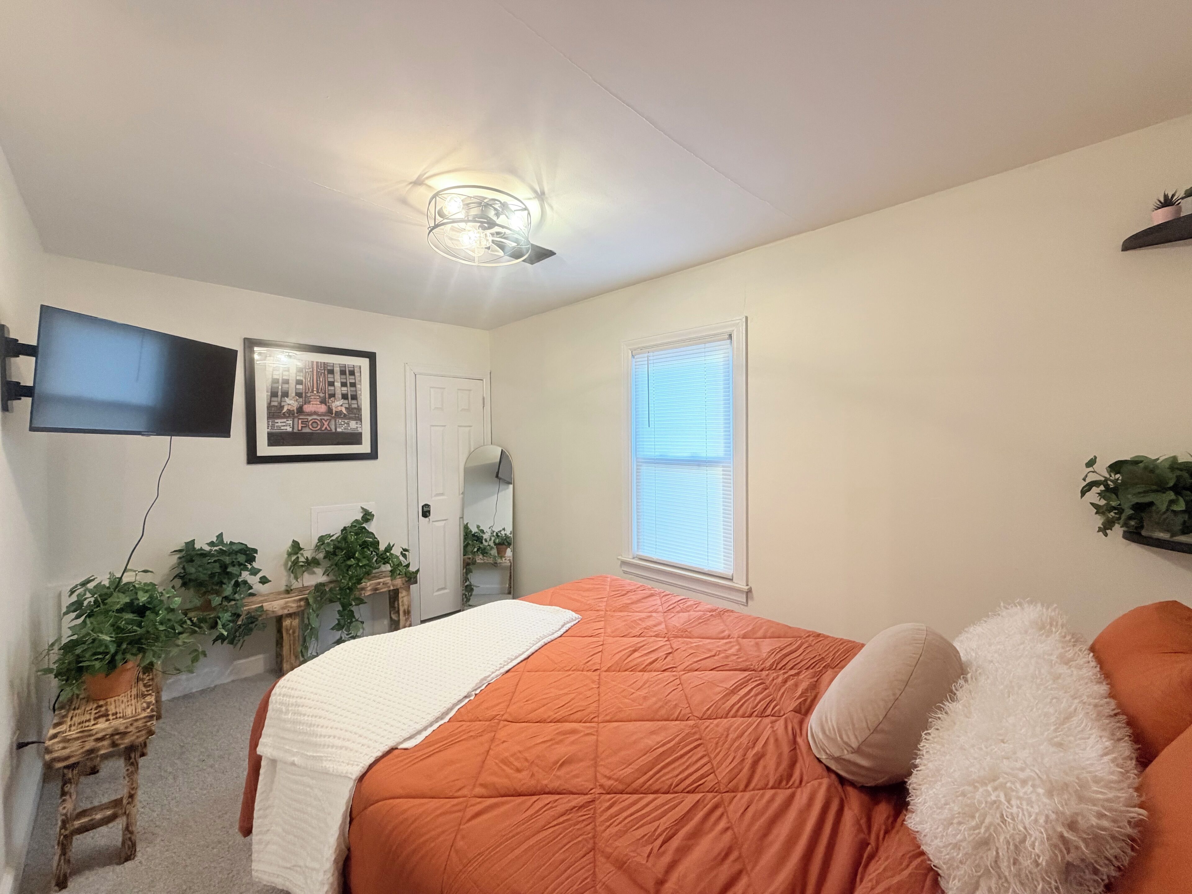 2 bedrooms, desk, iron/ironing board, WiFi (free)