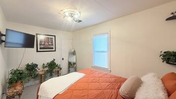 2 bedrooms, desk, iron/ironing board, WiFi (free)