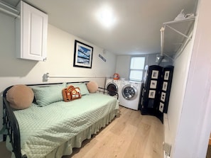 2 habitaciones, escritorio, tabla de planchar con plancha y wifi gratis 
