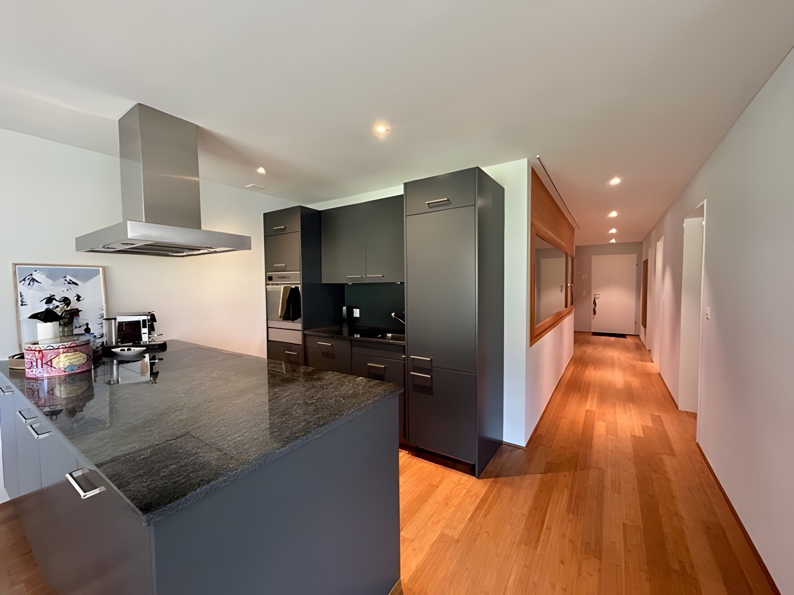 Een koelkast, een oven, een kookplaat, een koffiezetapparaat/waterkoker