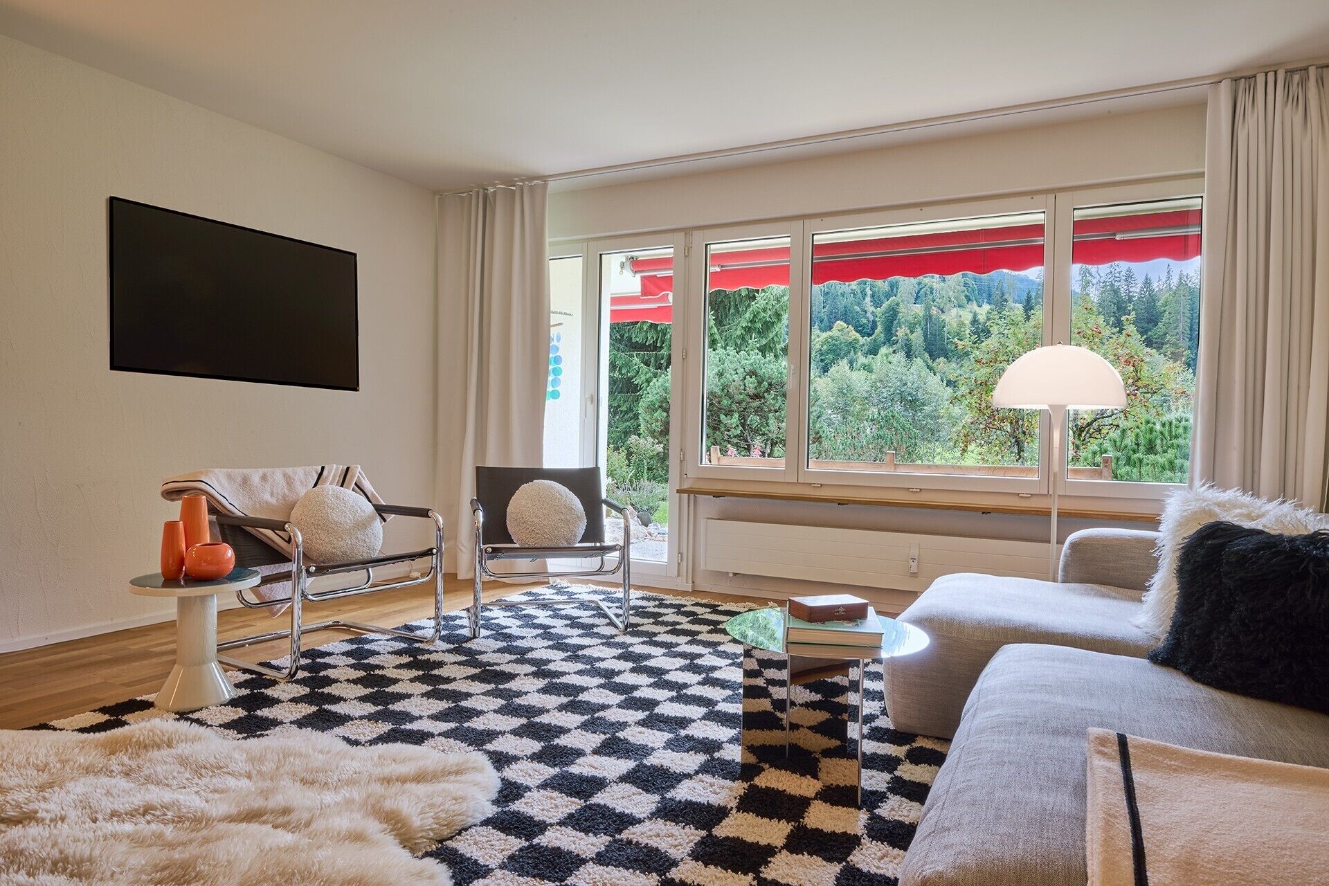 Een televisie en een open haard