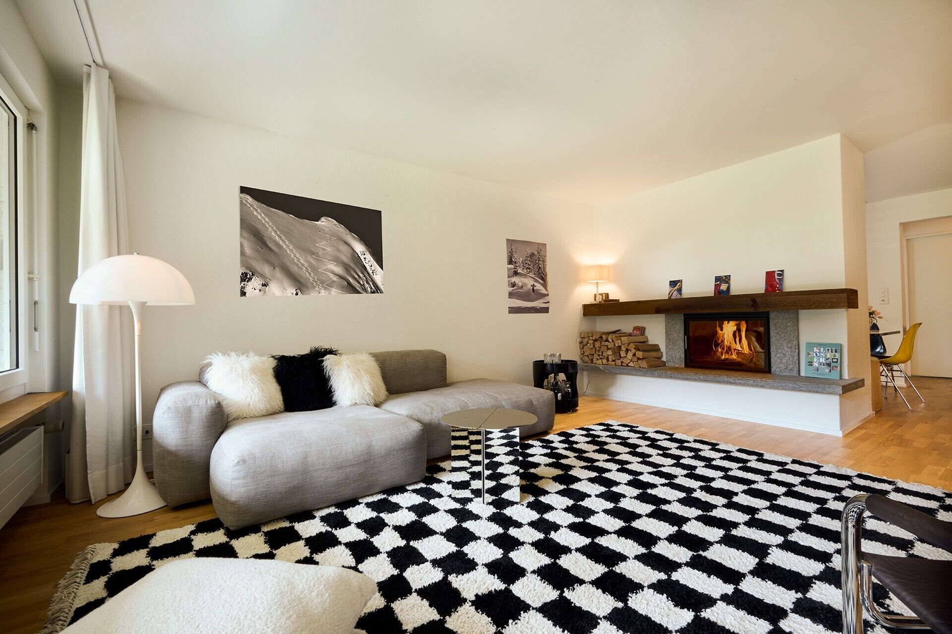 Una televisión, una chimenea