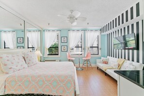 WiFi - The Flamingo Flat | 1 Block to Beach + Heated Pool (Palm Beach)