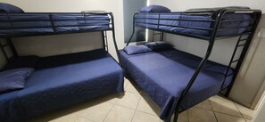 3 makuuhuonetta, silitysrauta/-lauta, Wi-Fi, vuodevaatteet