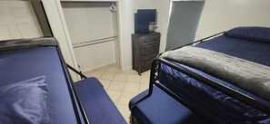 3 makuuhuonetta, silitysrauta/-lauta, Wi-Fi, vuodevaatteet