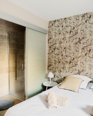 3 bedrooms, iron/ironing board, WiFi, bed sheets - House with jacuzzi, walking distance to town center and port (Paimpol)