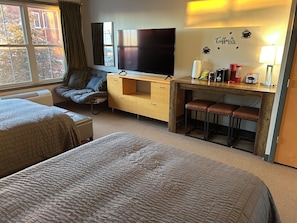 1 bedroom, desk, free WiFi, bed sheets - Ski-In + Out XL Studio. Expedition Station in Village. Mtn Views. 2 Queen Beds. (Snowshoe)