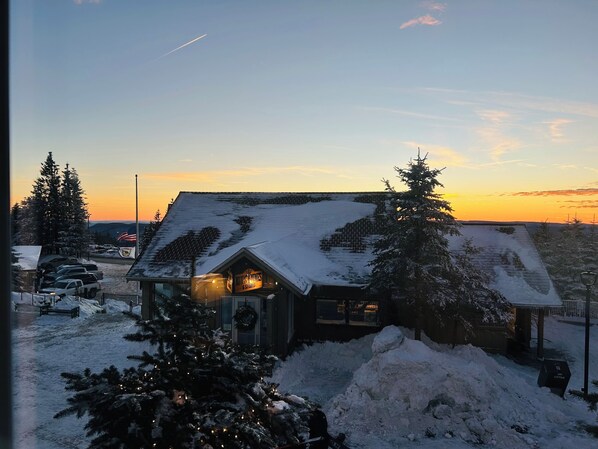 Exterior - Ski-In + Out XL Studio. Expedition Station in Village. Mtn Views. 2 Queen Beds. (Snowshoe)