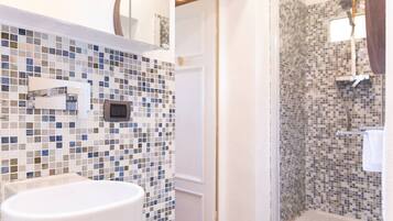 Dusche, Haartrockner, Handtücher, Toilettenpapier
