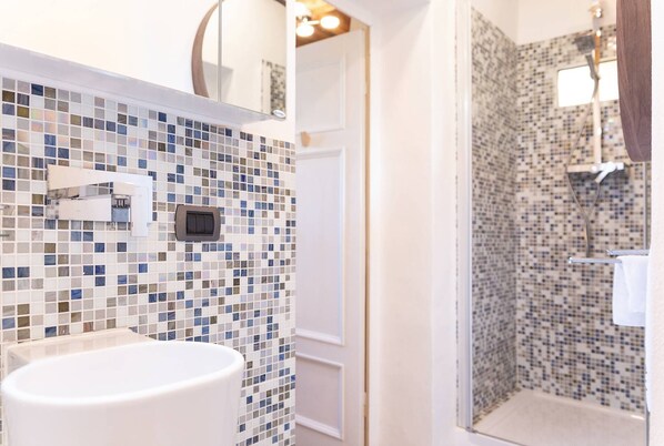 Douche, sèche-cheveux, serviettes fournies, papier toilette