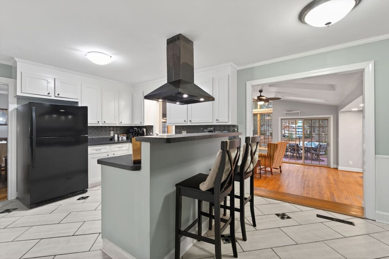 Kjøleskap, mikrobølgeovn, ovn og kokeplater