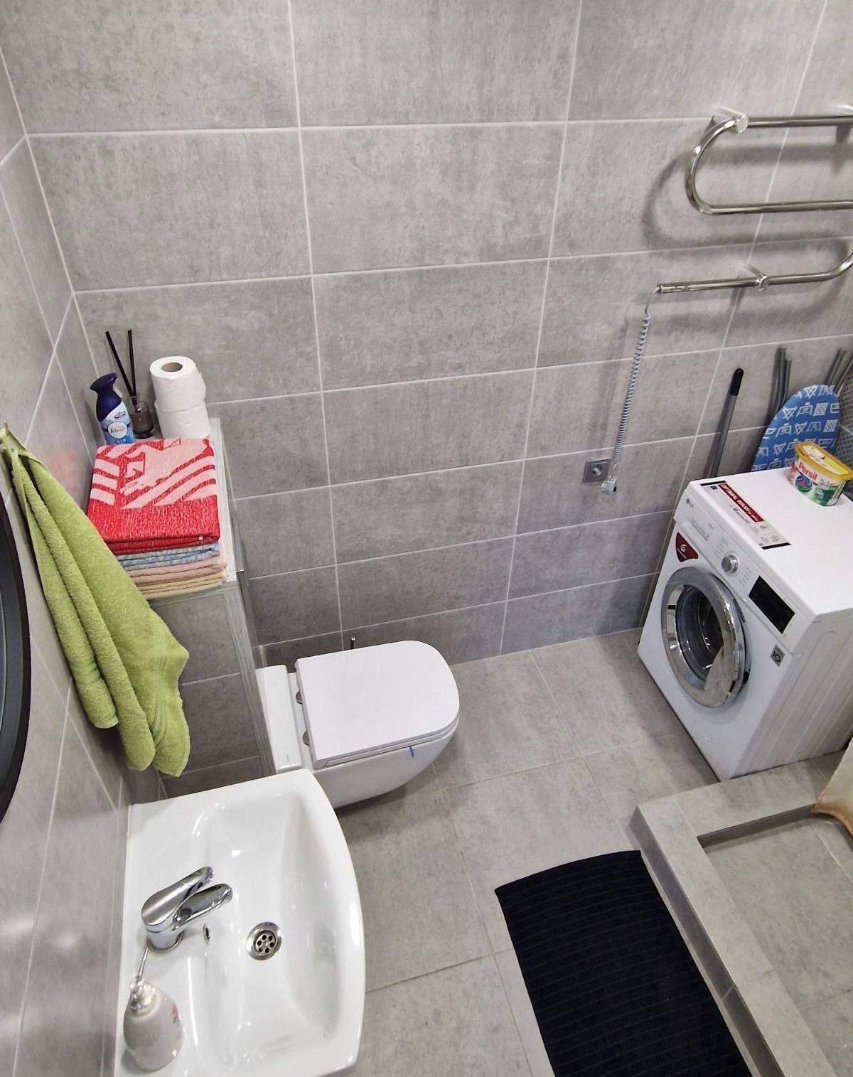 Toalhas de banho, papel higiênico