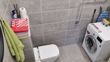 Serviettes fournies, papier toilette