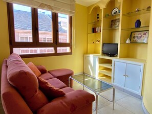 TV - Comfortable, sunny, apartment, just steps to the beach! (O Porto de Espasante)