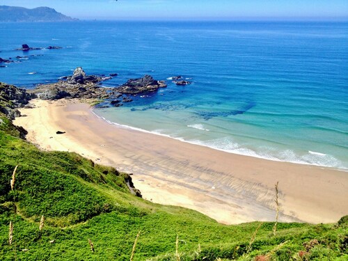 Comfortable, sunny, apartment, just steps to the beach!