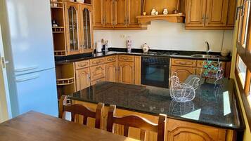 Coffee/tea maker, fridge, microwave, oven