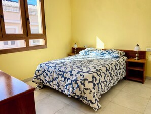 2 bedrooms, bed sheets - Comfortable, sunny, apartment, just steps to the beach! (O Porto de Espasante)