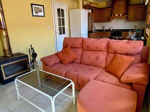 TV - Comfortable, sunny, apartment, just steps to the beach! (O Porto de Espasante)