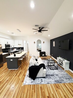 Smart TV - A&K Luxe Retreat  Modern HOUSE in Prime Houston (Houston)