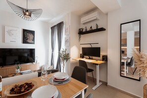 Dining - Gem near Acropolis with Rooftop View  | Fast WiFi (Athina)