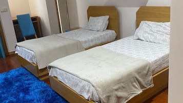 5 bedrooms, iron/ironing board, WiFi, bed sheets