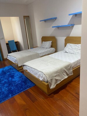 5 slaapkamers, een strijkplank/strijkijzer, wifi, beddengoed