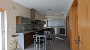 Private kitchen - Mansion with 5 Bedrooms, Swimming Pool, Pool Table and Parking (Braga)