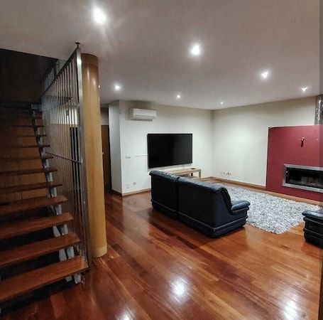内装. Mansion with 5 Bedrooms, Swimming Pool, Pool Table and Parking