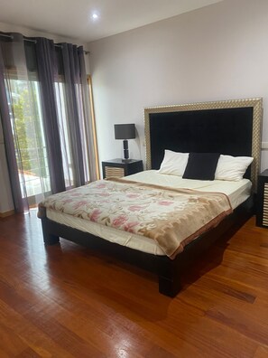 5 chambres, fer et planche à repasser, Wi-Fi, draps fournis