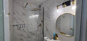 Een douche, een haardroger, handdoeken, zeep