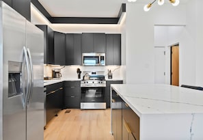 Kylskåp, mikrovågsugn, ugn och spishäll