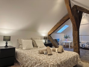 2 bedrooms, desk, iron/ironing board, WiFi
