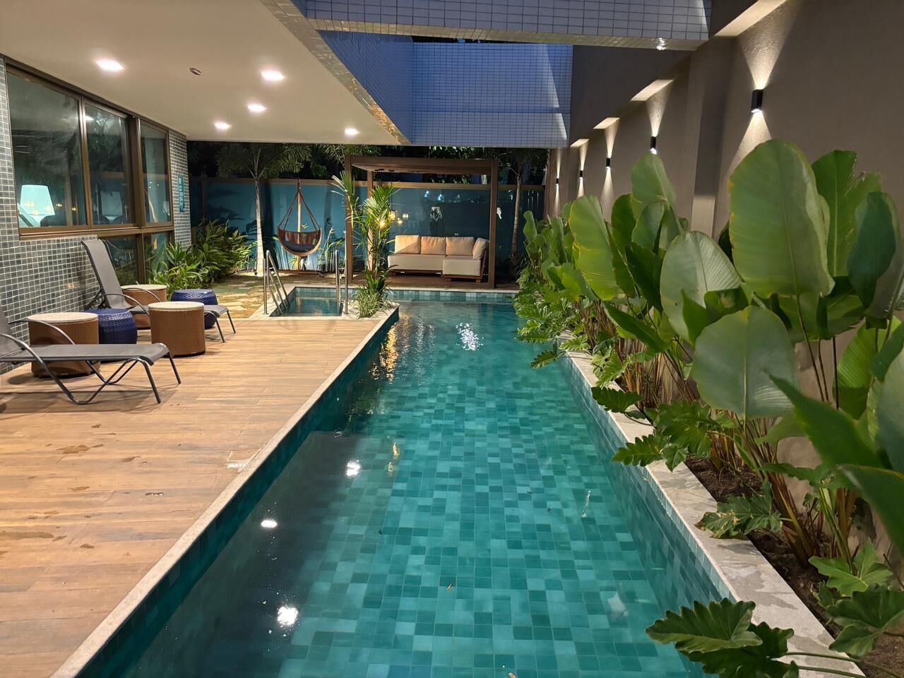 Una piscina al aire libre