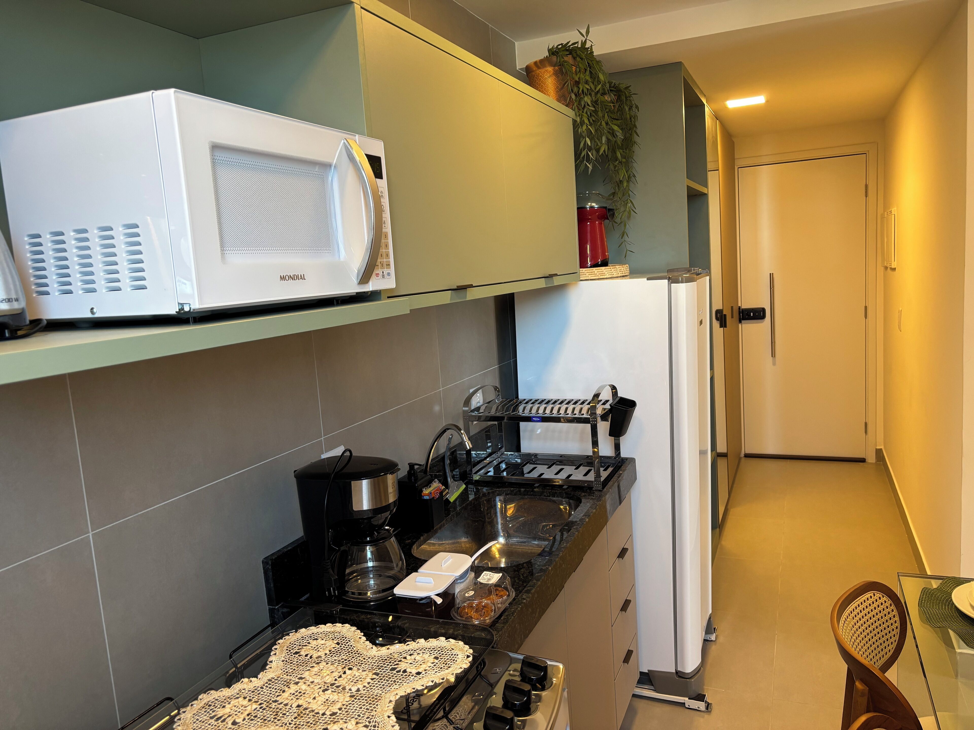 Frigorífico, microondas, horno y placa de cocina