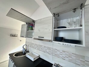 Großer Kühlschrank, Herdplatte, Geschirrspüler