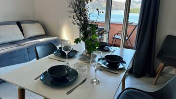 Apartamento superluxo, vista para o mar | Área de estar