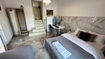 Appartement supérieur, vue sur la mer | Fer et planche à repasser, accès au Wi-Fi (inclus)