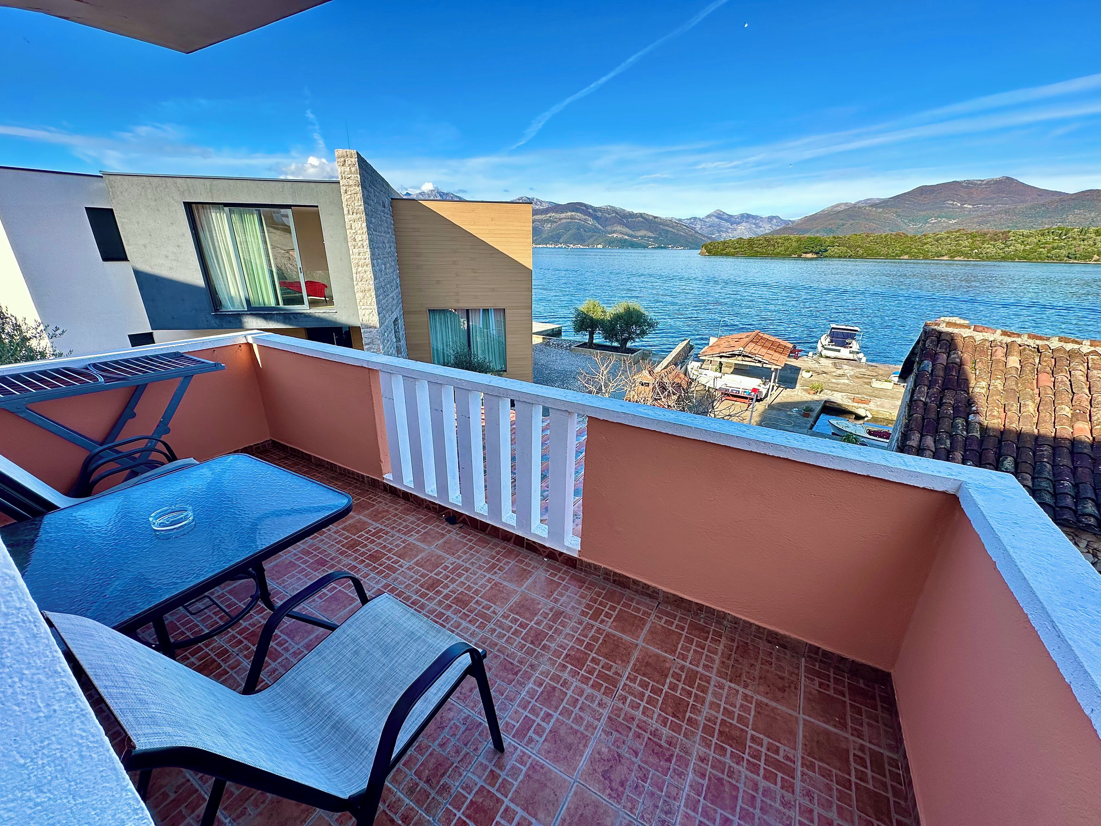 شقة مريحة - بمنظر للبحر | شرفة/رواق