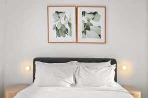 2 bedrooms, laptop workspace, bed sheets - Chic Home With BBQ & Outdoor Dining (Melbourne)