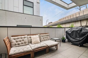 Balcony - Chic Home With BBQ & Outdoor Dining (Melbourne)