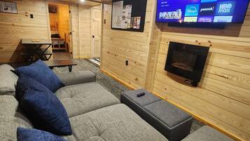 Smart-TV, Videospiele, Tischfußball, Tischtennisplatte