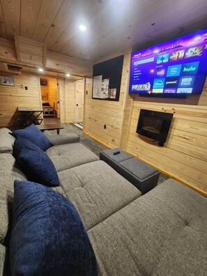 Smart-TV, Videospiele, Tischfußball, Tischtennisplatte