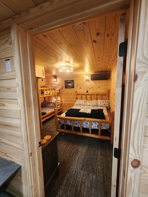 1 bedroom, travel cot, WiFi, bed sheets - Cozy 1-bedroom bunk style apartment Game Rm/Gym/Stream in historic McDowell! (McDowell)