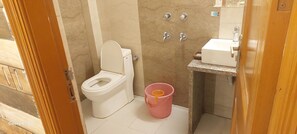 Deluxe Double Room, Balcony, City View | Bathroom | Shower, free toiletries, hair dryer, towels - NEW CHANDU INN (New Delhi)